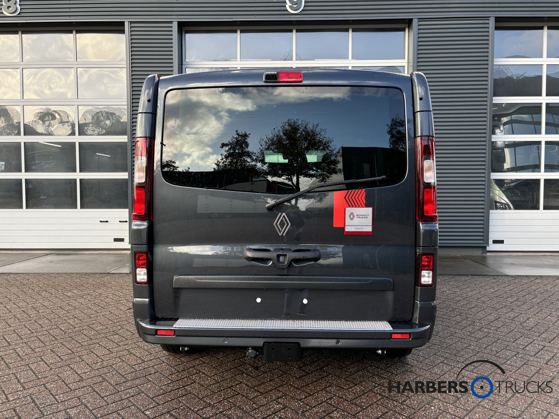 Renault Trafic L2H1 Red Exclusive 150PK Automaat, Luxe, Trekhaak, Achterklep