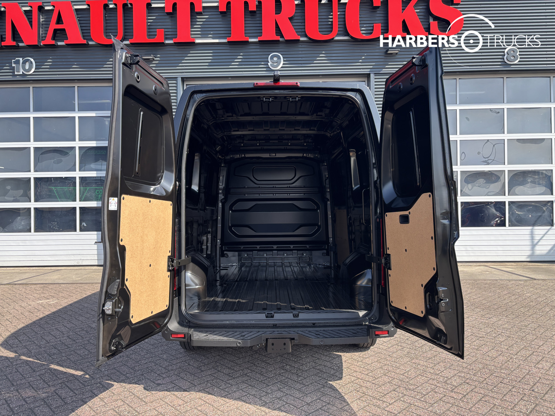 Renault Master Red Edition 150PK