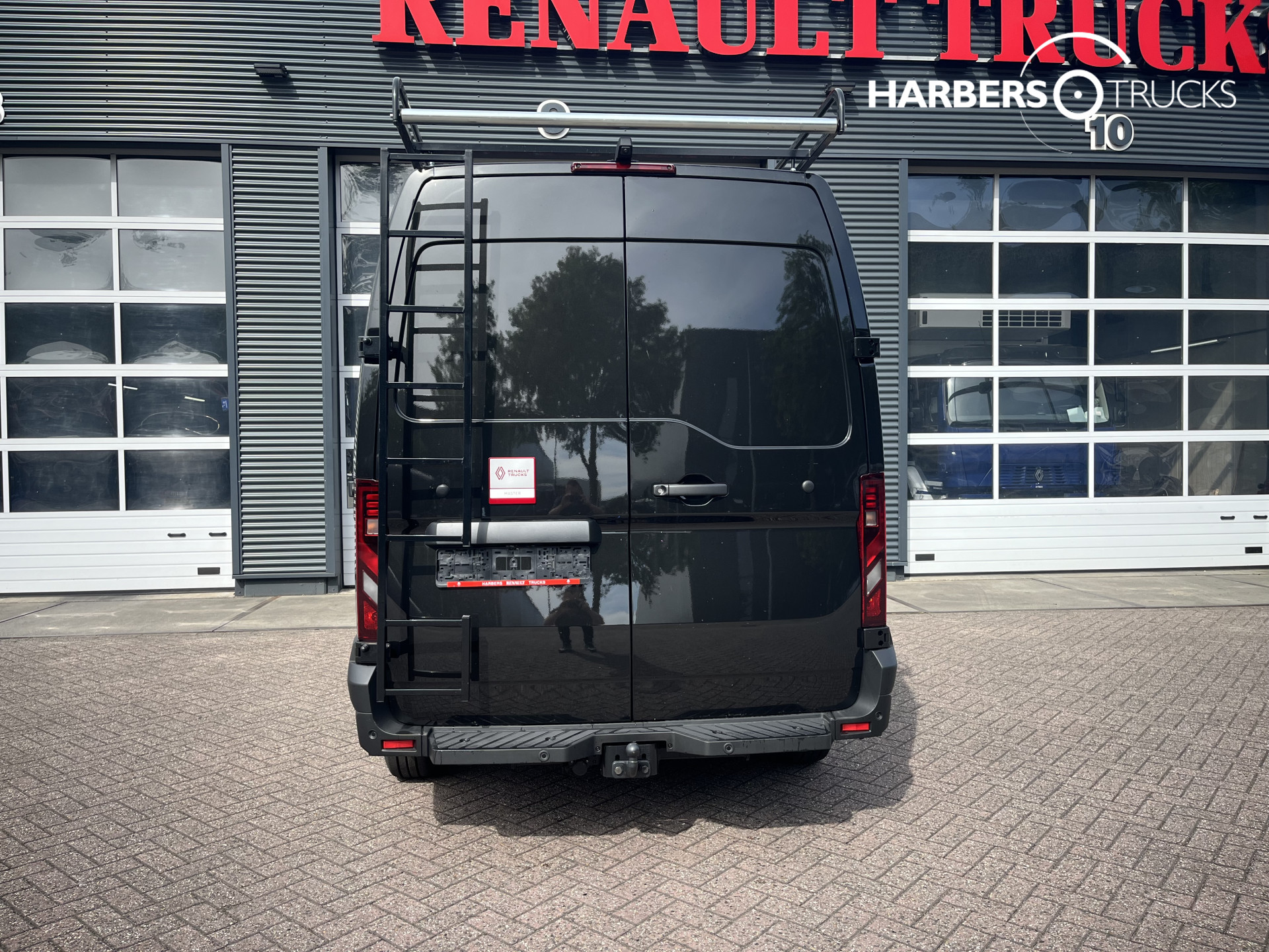 Renault Master L2H2 Red Edition