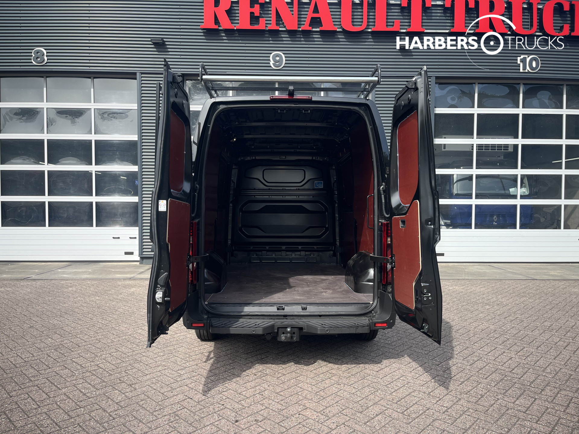 Renault Master L2H2 Red Edition
