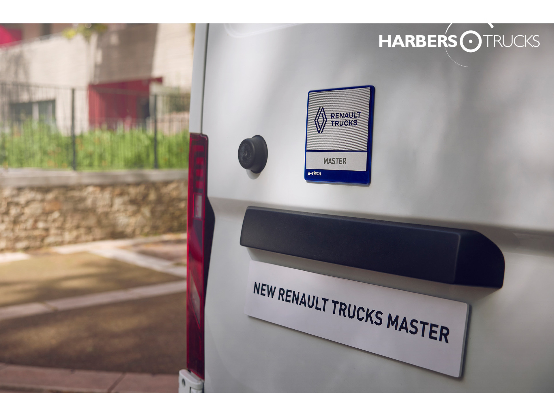 Renault Master E-Tech Red Exclusive, inclusief lm Velgen, bumper in kleur.