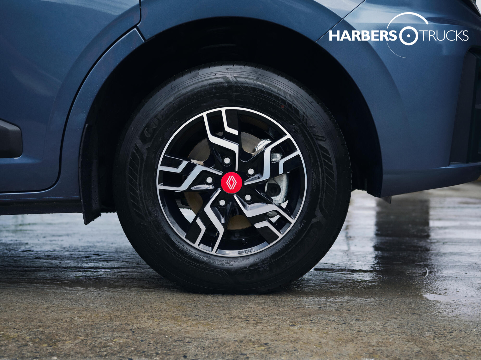 Renault Master E-Tech Red Exclusive, inclusief lm Velgen, bumper in kleur.