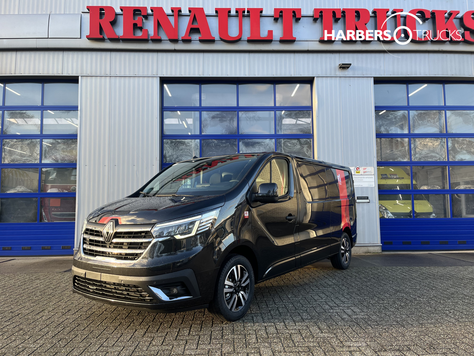 Renault Trafic Red Exclusive