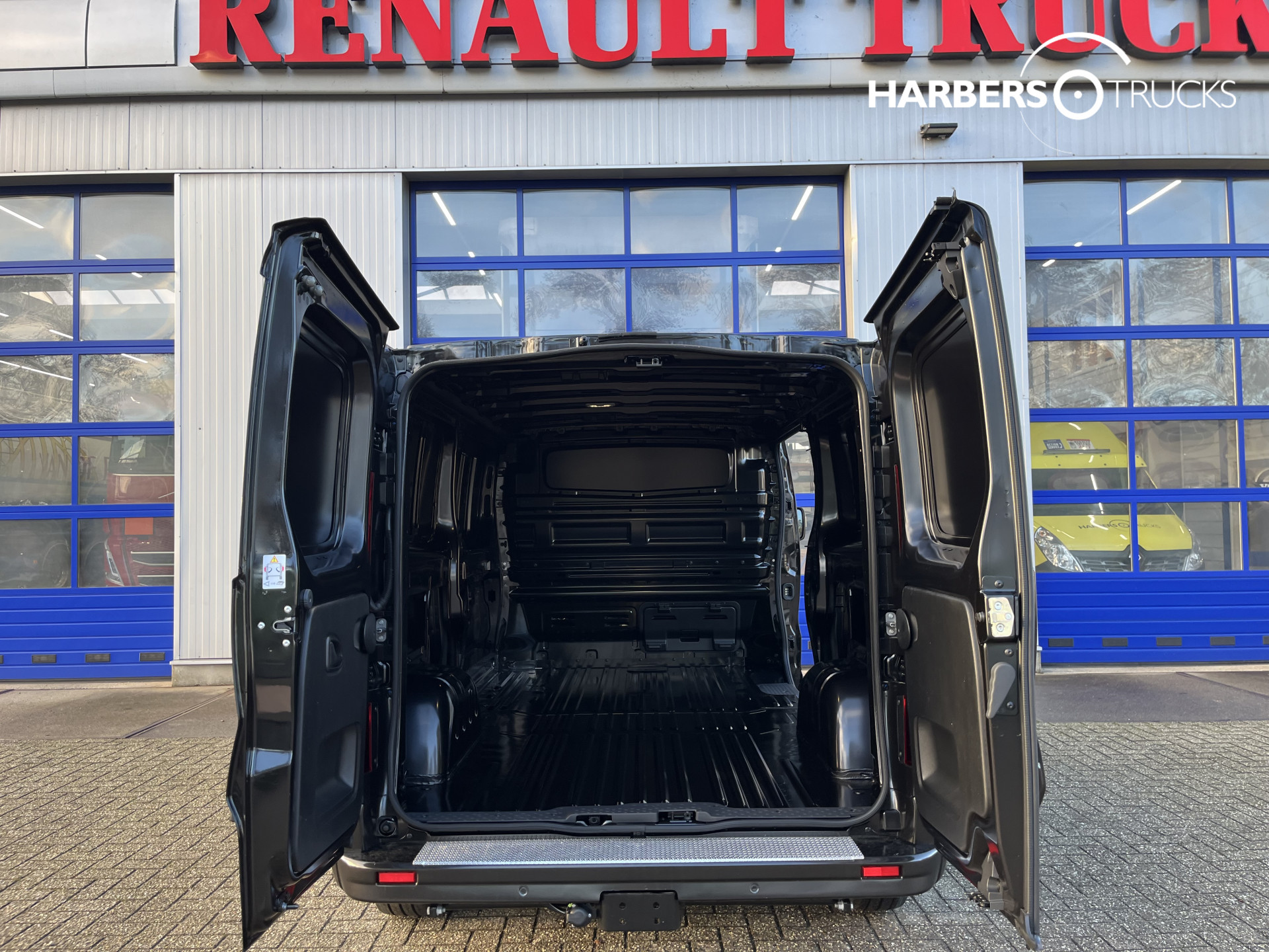 Renault Trafic Red Exclusive