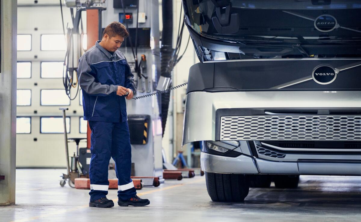 Volvo Trucks-monteur in werkplaats Volvo Trucks-monteur in werkplaats
