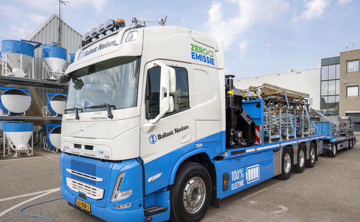 Volvo FM Electric kraanauto van St vd Brink