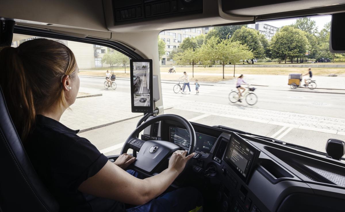 Chauffeur in Volvo FM in stedelijk gebied