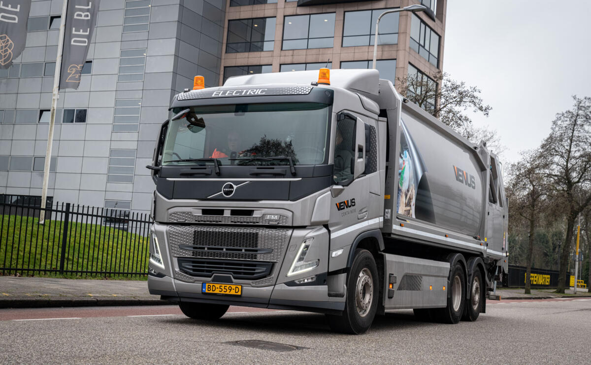 Venus Containers de stad in met Volvo FM Electric met kraakpersopbouw
