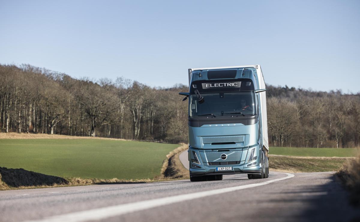 Volvo FH Aero Electric in landschap