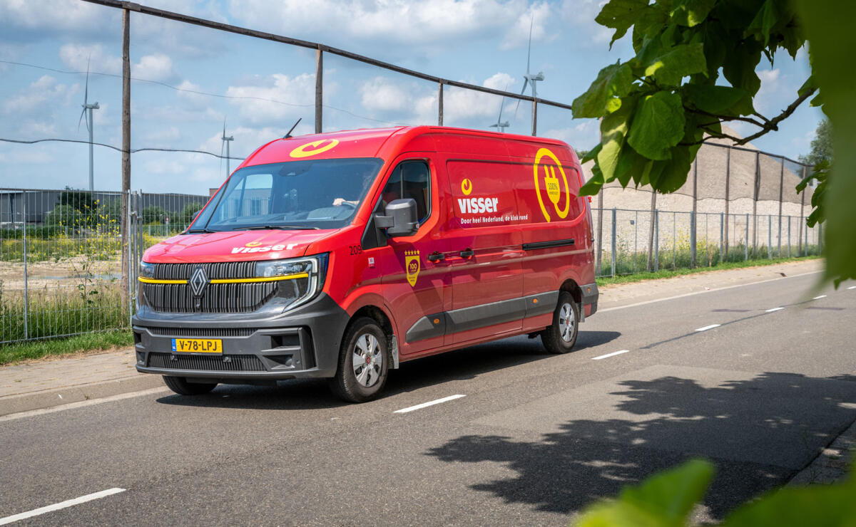 Visser Duiven Renault Master E-Tech onderweg Visser Duiven Renault Master E-Tech onderweg