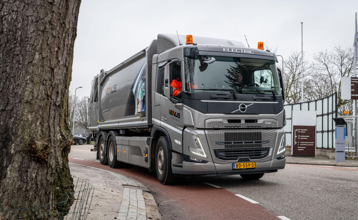 Venus Containers de stad in met Volvo FM Electric met kraakpersopbouw