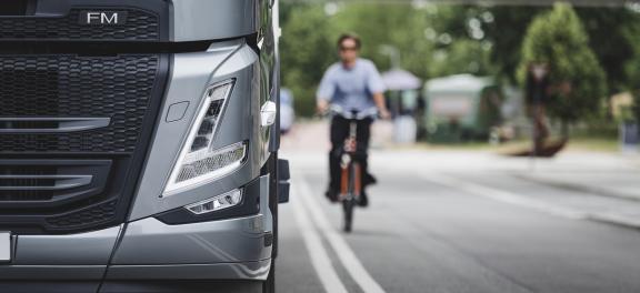 Volvo FM Electric met fietser