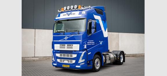 Persbericht_Eerste_Volvo_FH_LNG-truck_InternationaalTransport_van_Veluw_001_1500x495.jpg