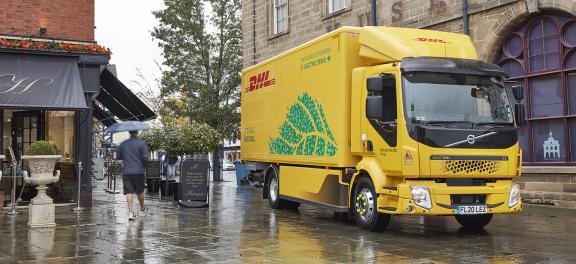 volvo-fl-electric-dhl-engeland-winkelstraat volvo-fl-electric-dhl-engeland-winkelstraat