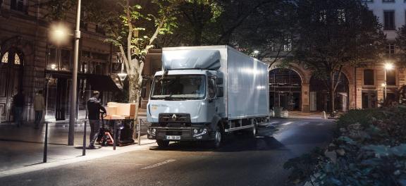 Harbers-Trucks-Renault-Trucks-d-straatbeeld-snachts