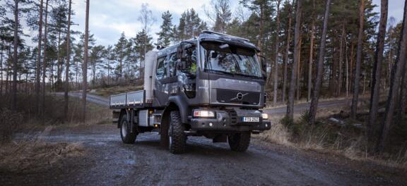 Volvo FL 4x4 front in het bos