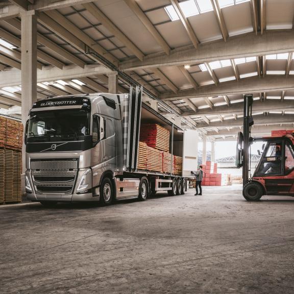 harbers-trucks Volvo FH - laden - warehouse