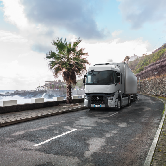Renault-Trucks-T-rijdend-zee