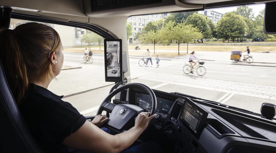 Chauffeur in Volvo FM in stedelijk gebied