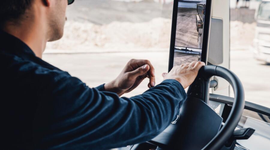 Chauffeur achter stuur van Volvo FH met Camera Monitor System