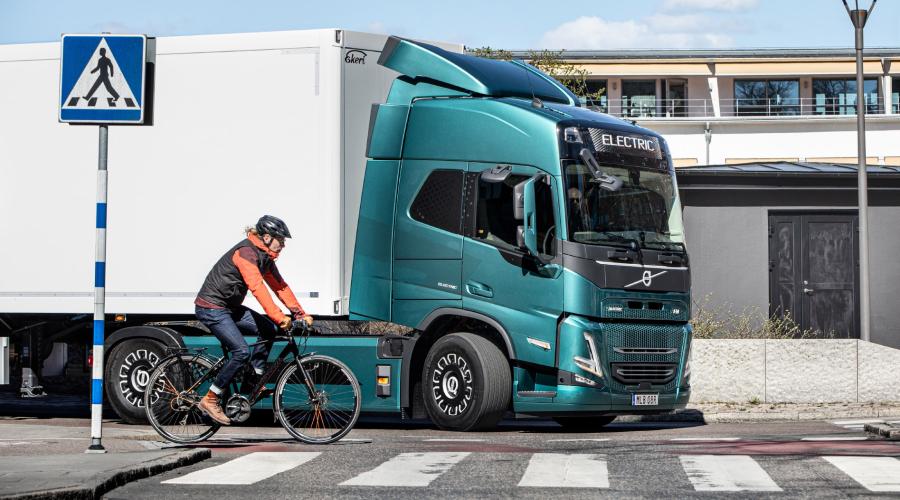 volvo-fm-met-botswaarschuwing volvo-fm-met-botswaarschuwing