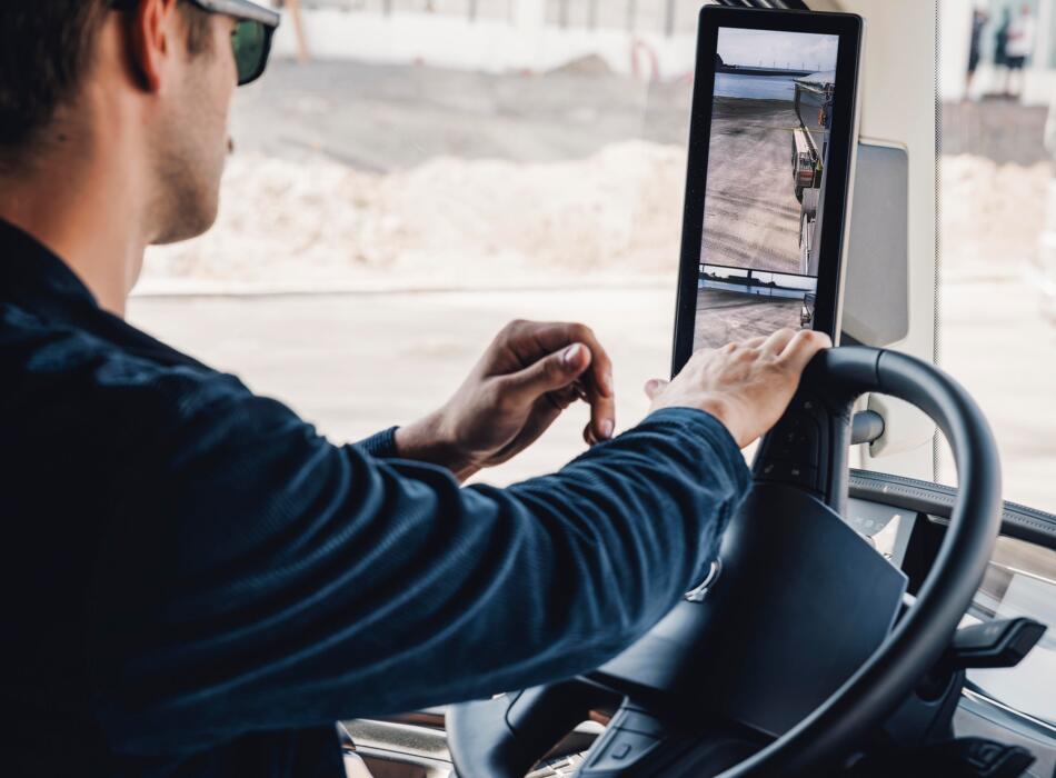 Chauffeur achter stuur van Volvo FH met Camera Monitor System Chauffeur achter stuur van Volvo FH met Camera Monitor System